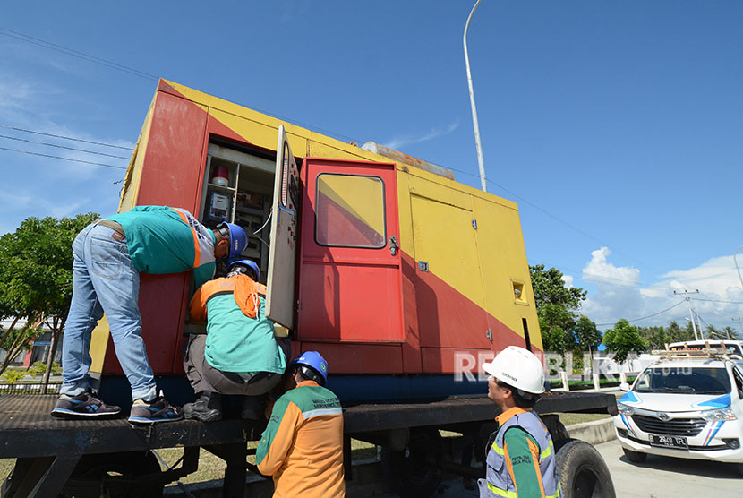 Petugas menyiapkan genset pada layanan listrik bergerak PLN di Palu, Sulawesi Tengah, Jumat (20/4).
