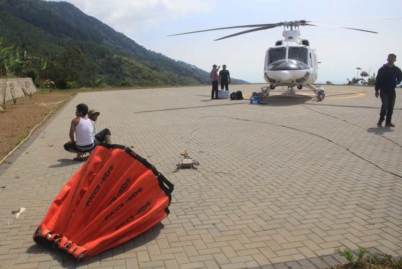 Petugas menyiapkan helikopter water bombing untuk melakukan pemadaman api kebakaran hutan Gunung Ciremai, Kuningan, Jawa Barat.