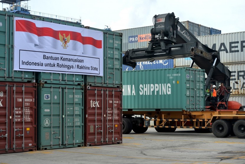 Petugas menyiapkan kontainer berisi bantuan kemanusiaan yang akan dikirim untuk pengungsi Rohingya dan Rakhine di Dermaga III Pelabuhan Tanjung Priok Jakarta, Kamis (29/12). 