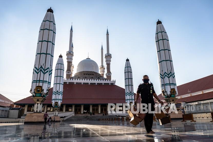 Tiga Masjid Besar di Semarang Siap Sambut Ramadhan. Petugas menyiapkan kotak amal di kompleks Masjid Agung Jawa Tengah (MAJT), Semarang, Jawa Tengah.