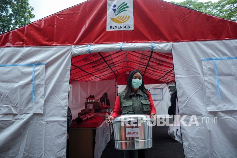 Petugas menyiapkan logistik di lumbung sosial Kementerian Sosial di Baleendah, Kabupaten Bandung, Jawa Barat, Sabtu (8/1/2022). (Ilustrasi)
