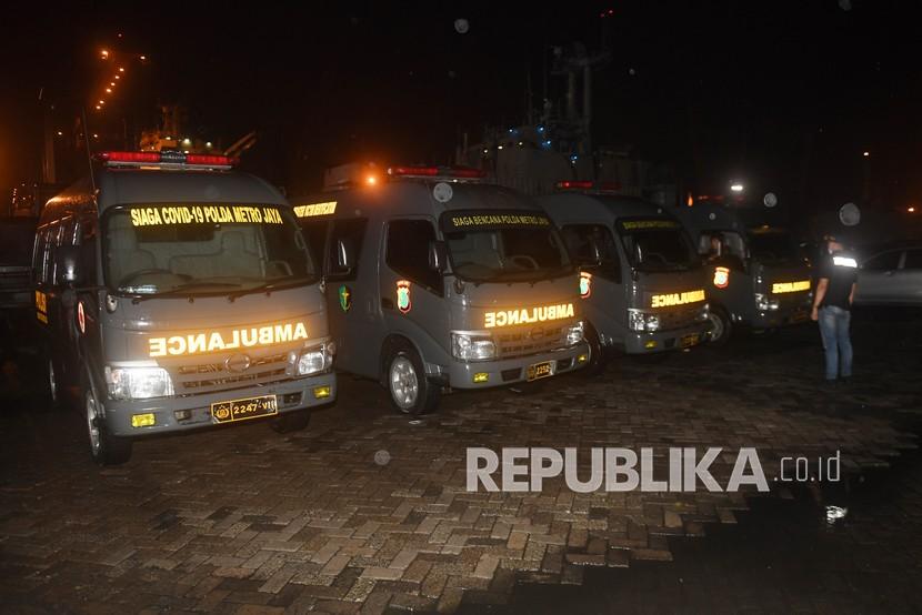 Petugas menyiapkan mobil ambulans di Dermaga Pelabuhan JICT 2, Jakarta, Sabtu (9/1/2021). Kegiatan tersebut untuk persiapan proses pencarian pesawat Sriwijaya Air SJ 182 yang hilang kontak di perairan Kepulauan Seribu. 