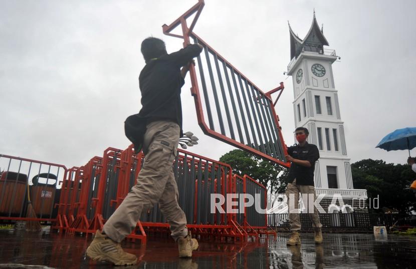 Petugas menyiapkan pagar untuk menutup kawasan pedestrian Jam Gadang, di Bukittinggi, Sumatera Barat. Ilustrasi