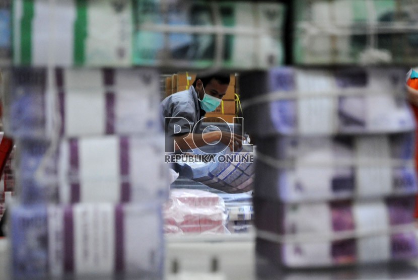   Petugas menyiapkan pasokan uang tunai untuk kebutuhan anjungan tunai mandiri di salah satu kantor bank di Jakarta. ilustrasi