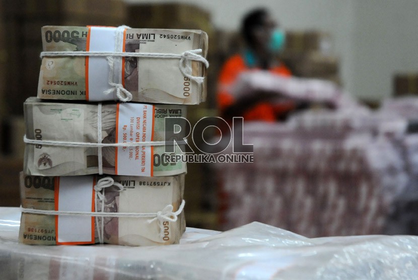   Petugas menyiapkan pasokan uang tunai untuk kebutuhan anjungan tunai mandiri di salah satu kantor bank di Jakarta, Jum'at (21/12).  (Republika/Aditya Pradana Putra)