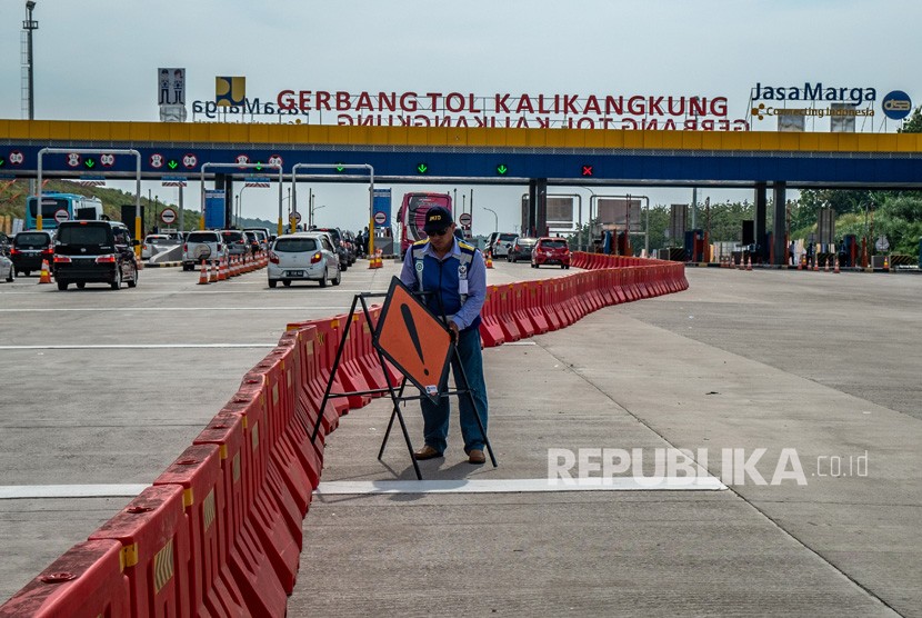 Petugas menyiapkan rambu lalu lintas guna pemberlakukan satu jalur (one way) di Tol Trans Jawa Km 414 Gerbang Tol Kalikangkung, Semarang, Jawa Tengah, Jumat (7/6/2019). 