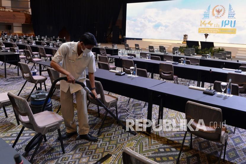 Petugas menyiapkan ruangan untuk kegiatan Sidang Inter-Parliamentary Union (IPU) Assembly and Related Meetings ke-144 di Bali International Convention Center, Nusa Dua, Badung, Bali, Sabtu (19/3/2022). Pertemuan Ke-144 IPU yang diselenggarakan hingga 24 Maret mendatang dengan dihadiri oleh sekitar 1.000 orang peserta dari 115 negara itu rencananya akan dibuka oleh Presiden Joko Widodo pada Minggu (20/3) besok. 