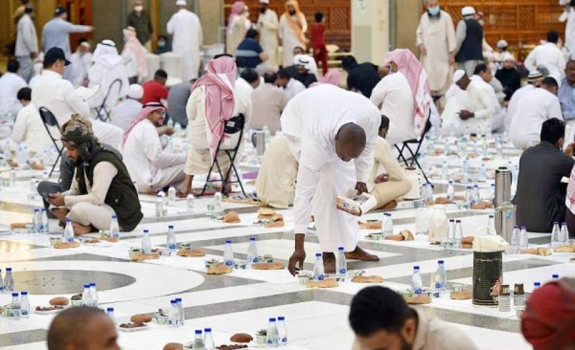 Petugas menyiapkan sajian buka puasa bersama di Masjid Quba, Madinah, Senin (18/4/2022).