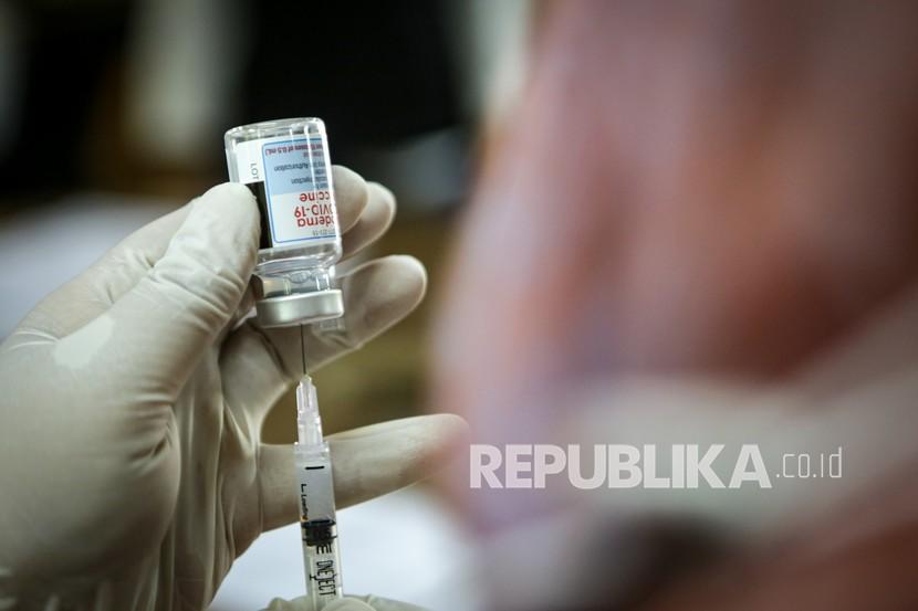 Petugas menyiapkan vaksin Moderna saat vaksinasi dosis ketiga di Kantor Dinas Kesehatan Kota Tangerang, Banten, Sabtu (7/8/2021). Kementerian Kesehatan RI mulai mendistribusikan vaksin Covid-19 jenis Moderna untuk disuntikkan kepada kelompok sasaran masyarakat umum di seluruh provinsi di Indonesia.