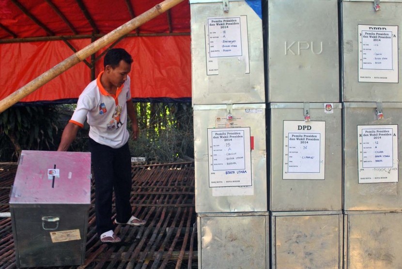 Petugas menyimpan kotak suara di kantor KPU Kota Bogor, Jabar, Senin (14/7).