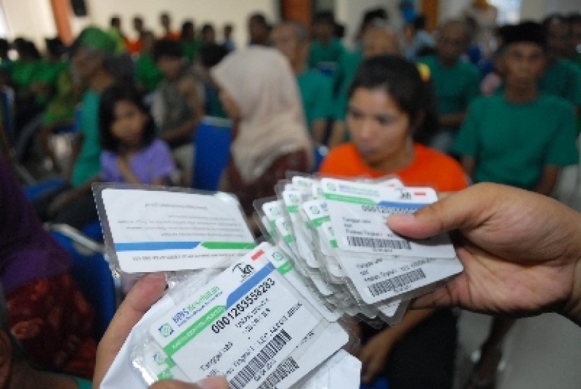 Petugas menyortir kartu BPJS kesehatan warga binaan Sosial (WBS) pada acara penyerahan kartu BPJS Kesehatan di Jakarta.