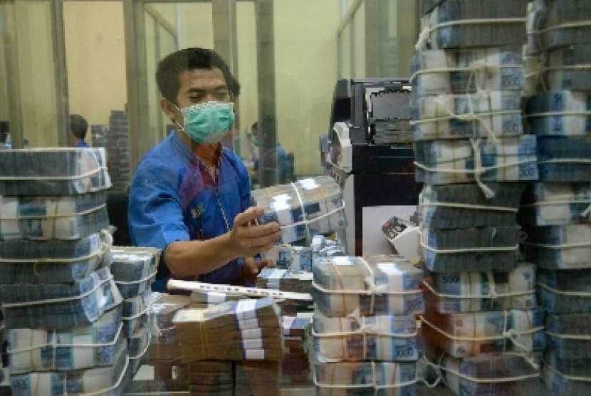 Petugas menyortir mata uang rupiah di cash center BNI di Jakarta, Selasa (3/3).