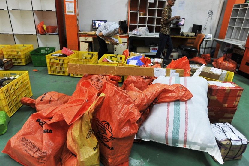 Petugas menyortir paket-paket pengiriman di Kantor Pos Serang, Banten, Jumat (24/5/2019).