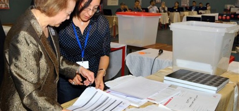 Petugas menyortir surat suara pada Pemilu Tunisia, Ahad (24/10).