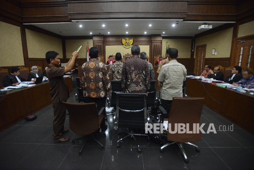 Petugas menyumpah saksi saat sidang dengan terdakwa kasus korupsi KTP Elektronik Irman dan Sugiharto di Pengadilan Tipikor, Jakarta Pusat, Kamis (4/5). 