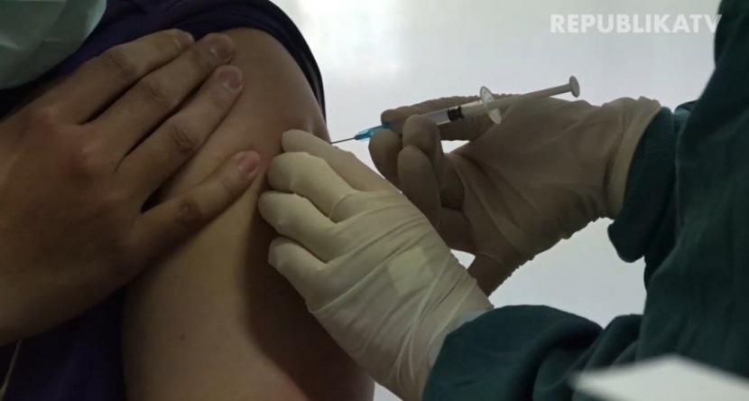 Petugas menyuntikan vaksin booster bagi tenaga kesehatan di RS Hermina Depok.