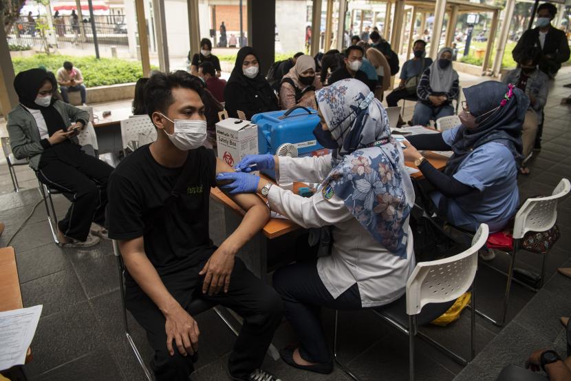 Petugas menyuntikan vaksin Covid-19 (ilustrasi). Dinas Kesehatan (Dinkes) Kabupaten Rejang Lebong, Provinsi Bengkulu, menyebutkan jumlah warga di daerah itu yang sudah menjalani vaksinasi Covid-19 dosis satu mencapai 201.348 orang atau 92,42 persen dari target sebanyak 217.861 orang.