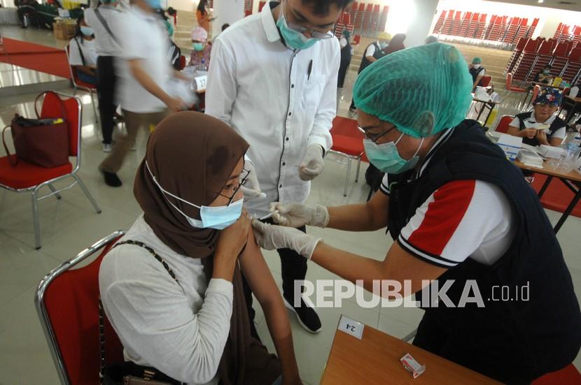 Petugas menyuntikan vaksin COVID-19 ke tenaga kesehatan di Universitas Sam Ratulangi, Manado, Sulawesi Utara, Jumat (5/2/2021). Dinas Kesehatan Pemprov Sulawesi Utara melaksanakan vaksinasi massal kepada 3000 orang tenaga kesehatan se-Kota Manado, yang terdiri dari mahasiswa/i Kedokteran serta keperawatan dan ditargetkan selesai dalam sehari. 