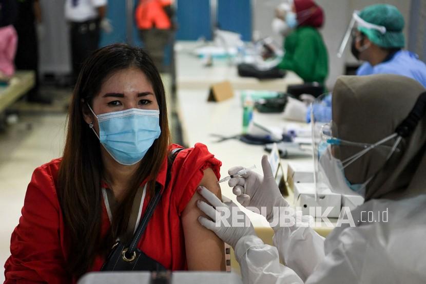 Petugas menyuntikan vaksin COVID-19 kepada pedagang di Pasar Tanah Abang Blok A, Jakarta, Rabu (17/2/2021). Vaksinasi COVID-19 tahap kedua yang diberikan untuk pekerja publik dan lansia itu dimulai dari pedagang Pasar Tanah Abang. 