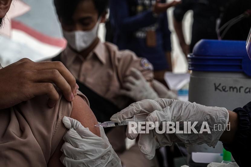 Petugas menyuntikan vaksin Covid-19 kepada pelajar di SMA N 2 Purwokerto, Banyumas, Jawa Tengah. 