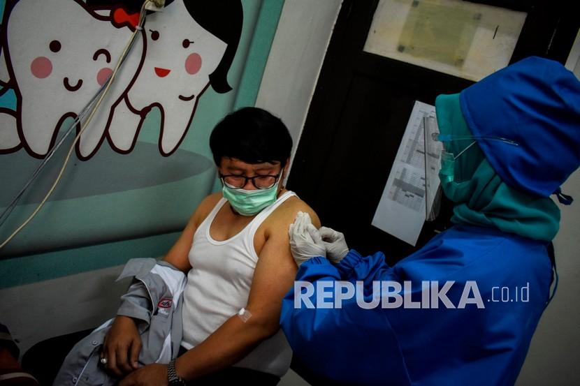Petugas menyuntikan vaksin kepada relawan saat uji klinis Vaksin COVID-19, Bandung, Jawa Barat, Jumat (14/8/2020). Tim Riset Uji Klinis Vaksin COVID-19 mulai melakukan penyuntikkan vaksin bagi para relawan yang dinyatakan sehat dari hasil pemeriksaan kesehatan, rapid test, pengambilan sampel darah dan tes usap di lima lokasi di Kota Bandung. 