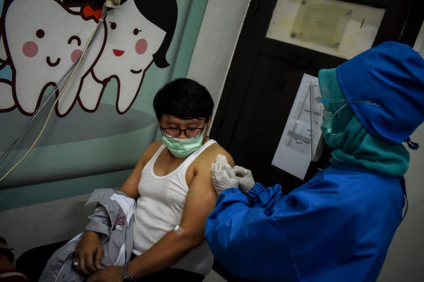 Petugas menyuntikan vaksin kepada relawan saat uji klinis vaksin Covid-19, Bandung, Jawa Barat. PT Bio Farma (Persero) menyatakan proses uji klinis fase III vaksin Covid-19 dari Sinovac berjalan lancar.