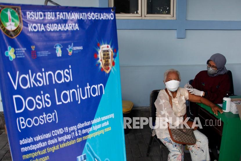 Petugas menyuntikkan vaksin booster COVID-19 untuk lansia di RSUD Ibu Fatmawati Sukarno, Solo, Jawa Tengah, Jumat (14/1/2022). Pemerintah Kota Solo mulai menggelar vaksinasi Booster COVID-19 pada tahap awal menyasar lansia dengan jumlah 400 orang dan menargetkan sebanyak 72 ribu lansia yang terdata di Kota Solo akan mendapatkan vaksinasi booster. 