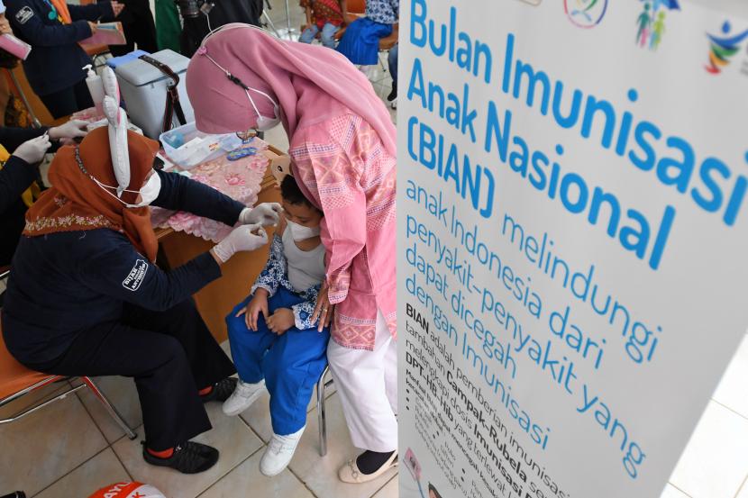 Petugas menyuntikkan vaksin campak rubella kepada seorang anak dalam Bulan Imuniasi Anak Nasional (BIAN).