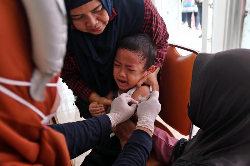 Petugas menyuntikkan vaksin campak rubella kepada seorang anak dalam Bulan Imuniasi Anak Nasional (BIAN), (ilustrasi).