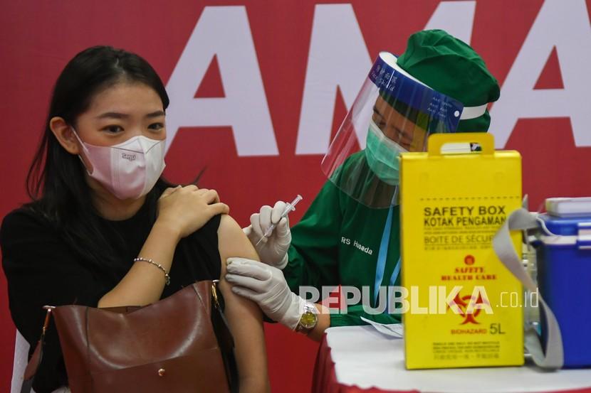 Petugas menyuntikkan vaksin COVID-19 kepada pelaku usaha di Thamrin City, Jakarta, Senin (3/5/2021). Vaksinasi COVID-19 tersebut dilakukan untuk para pedagang UKM, karyawan yg ada di lingkungan Thamrin City dengan target peserta vaksin sebanyak 2000 orang. 