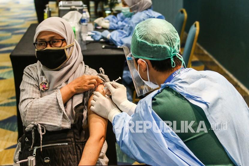 Petugas menyuntikkan vaksin COVID-19 kepada penerima vaksin di Senayan City, Jakarta, Rabu (7/4). Kunci pemulihan ekonomi adalah protokol kesehatan dan percepatan vaksinasi.