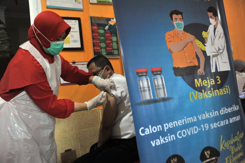 Petugas menyuntikkan vaksin Covid-19 kepada tenaga kesehatan di Puskesmas Merdeka Palembang (ilustrasi)