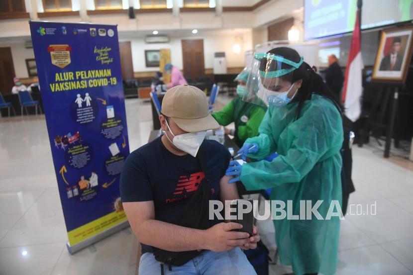 Petugas menyuntikkan vaksin COVID-19 kepada tenaga kesehatan (nakes) saat vaksinasi massal di Kantor Wali Kota Jakarta Pusat, Jakarta, Ahad (31/1/2021). Pasien sembuh dari infeksi Covid-19 di Jakarta bertambah 3.674 orang pada Ahad (31/1). Sehingga, total pasien sembuh menjadi 242.069 orang.