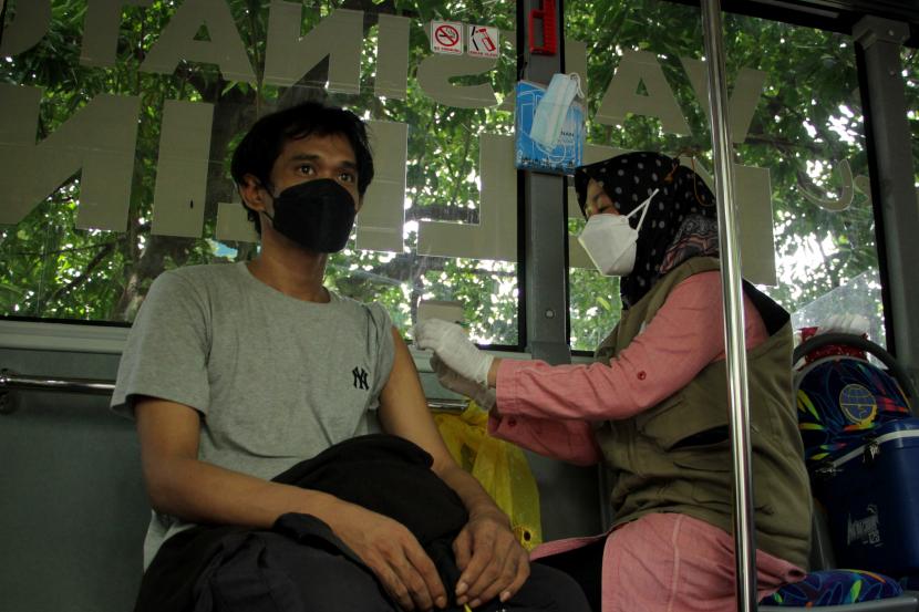 Petugas menyuntikkan vaksin COVID-19 kepada warga di dalam mobil vaksinasi Sulsel di Makassar, Sulawesi Selatan, Senin (15/11/2021). Komite Penanganan COVID-19 dan Pemulihan Ekonomi Nasional (KPCPEN) mencatat capaian vaksinasi COVID-19 di Sulawesi Selatan hingga 13 November 2021 sebanyak 3.070.262 orang penerima dosis pertama atau 43,5 persen dari target 7.058.141 orang dan penerima dosis kedua sebanyak 2.012.463 orang atau 28,51 persen.