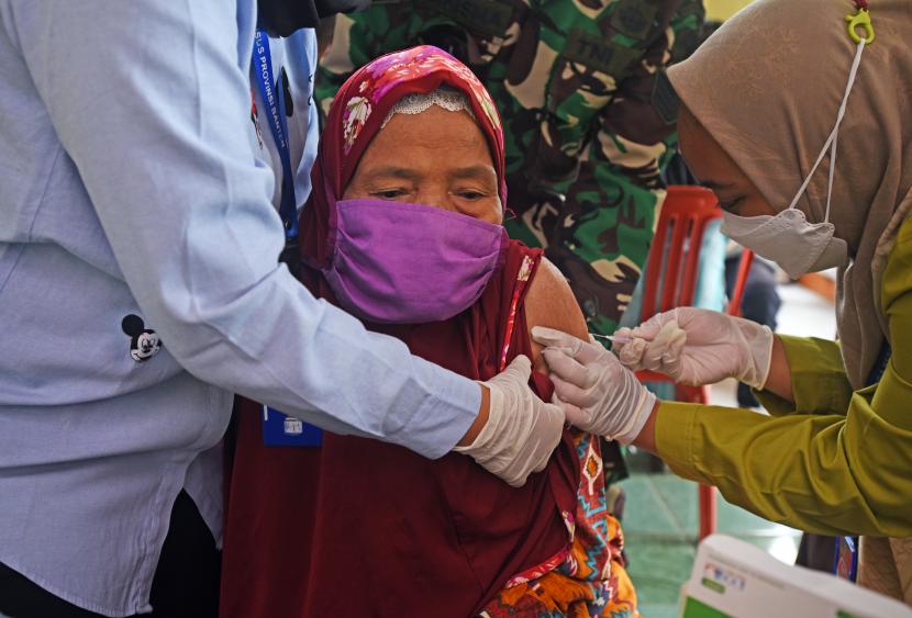 Pertamina Depot Pengisian Pesawat Udara (DPPU) Sepinggan berupaya mendukung Pemerintah membentuk herd immunity menghadapi pandemi Covid-19, melalui pemberian layanan vaksinasi gratis bagi lansia.