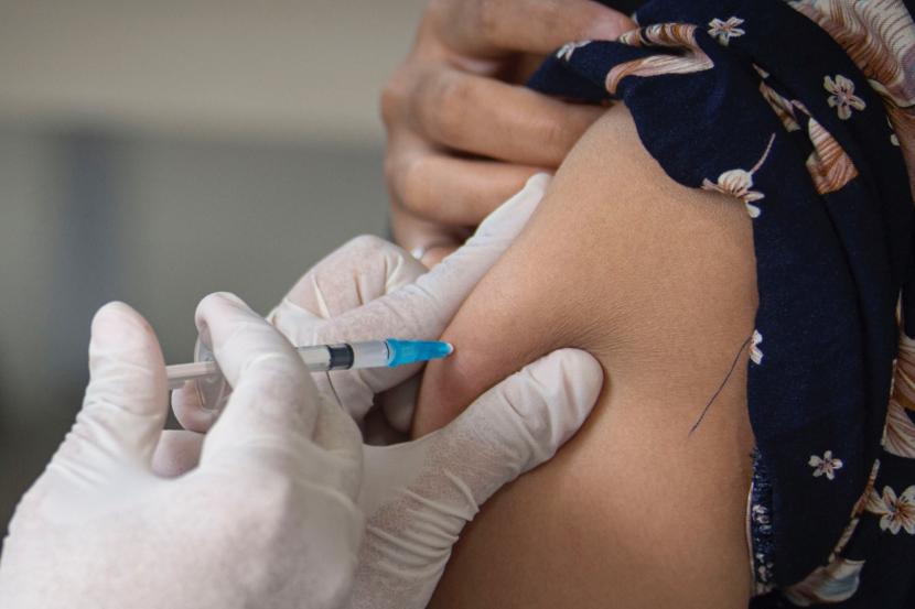 PWI Gresik Lakukan Vaksinasi Pertama Bagi Jurnalis. Petugas menyuntikkan vaksin COVID-19 produksi Sinovac.