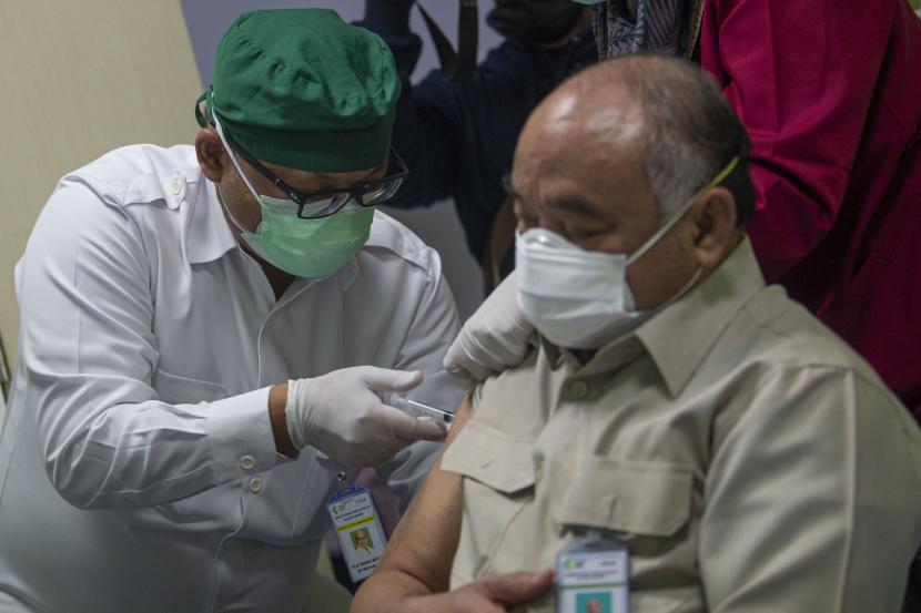 Petugas menyuntikkan vaksin Covid-19 produksi Sinovac kepada tenaga kesehatan berusia lanjut saat kegiatan vaksinasi massal dosis pertama di Rumah Sakit Pusat Nasional Dr. Cipto Mangunkusumo (RSCM) .