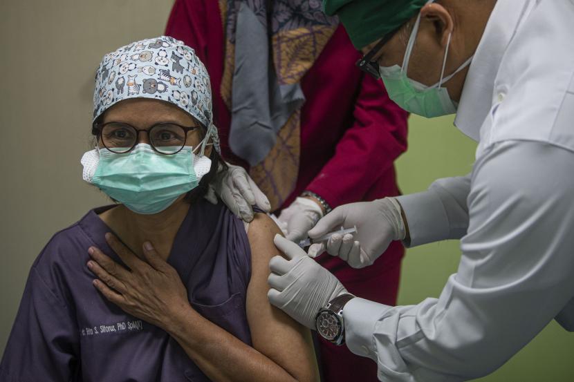Petugas menyuntikkan vaksin COVID-19 produksi Sinovac kepada tenaga kesehatan berusia lanjut saat kegiatan vaksinasi massal dosis pertama di Rumah Sakit Pusat Nasional Dr. Cipto Mangunkusumo (RSCM), Jakarta, Senin (8/2/2021). Kementerian Kesehatan (Kemenkes) memulai vaksinasi tenaga kesehatan di atas 60 tahun setelah Badan Pengawas Obat dan Makanan (BPOM) mengeluarkan izin penggunaan vaksin tersebut untuk lansia.