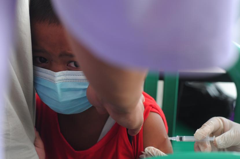 Dinas Kesehatan Kota Tasikmalaya menargetkan pelaksanaan vaksinasi Covid-19 dosis pertama kepada anak usia 6-11 tahun dapat selesai pada pertengahan 2022. 