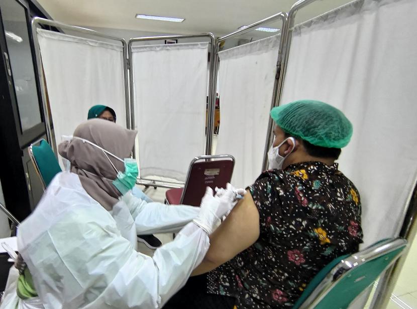 Petugas menyuntikkan vaksin Sinovac kepada tenaga medis pada hari terakhir program vaksinasi COVID-19 tahap I di RSUD dr. Iskak, Tulungagung, Tulungagung, Jawa Timur, Kamis (4/2/2021). Dari total sebanyak lima ribu tenaga medis dan nonmedis yang telah menerima vaksin COVID-19 tahap pertama di wilayah tersebut, sebanyak 16 diantaranya dilaporkan mengalami Kejadian Ikutan Pasca Imunisasi (KIPI) ringan seperti mual, demam dan tekanan darah naik.