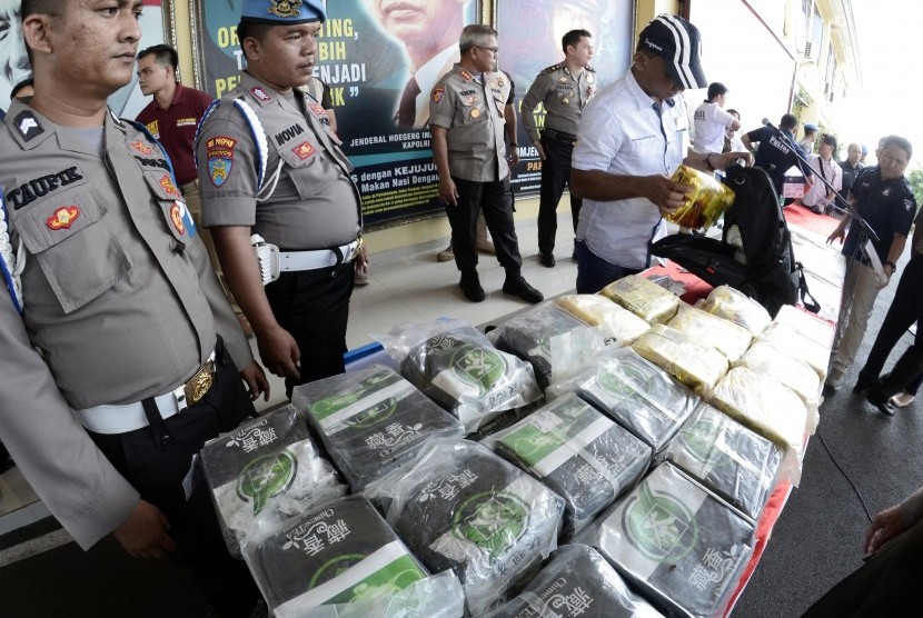 Petugas menyusun barang bukti narkoba jenis sabu-sabu saat gelar kasus hasil Operasi Anti Narkotik (Antik) 2018 di Polda Lampung, Lampung, Kamis (19/7).