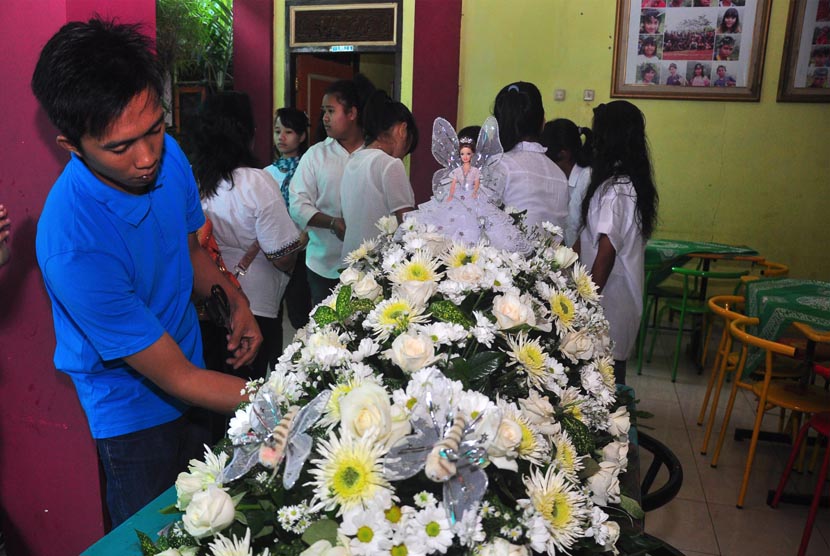 Petugas menyusun karangan bunga untuk persiapan ibadah pemakaman terpidana mati kasus narkoba asal nigeria Okwudili Oyatanze, di Panti Asuhan Eklesia, Tambakboyo, Ambarawa, Kabupaten Semarang, Jawa Tengah, Rabu (29/4).(ANTARA/Aloysius Jarot Nugroho)