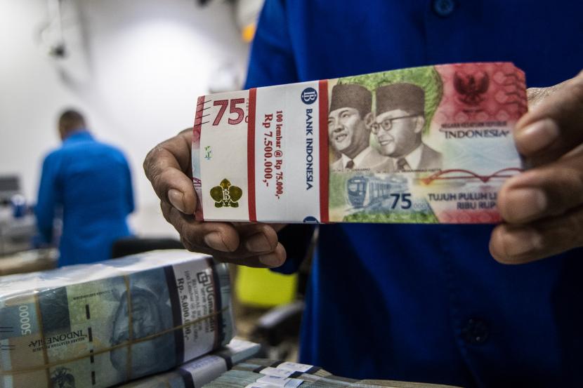 Petugas menyusun tumpukan uang di Cash Pooling Bank Mandiri, Jakarta, Kamis (23/6/2022). Amerika Serikat (AS) mencatat inflasi Mei 2022 sebesar 8,6 persen.