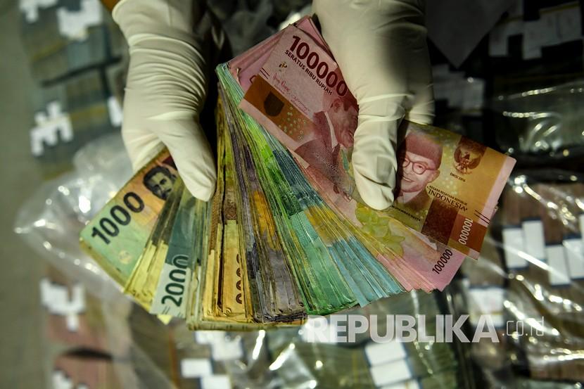 Petugas menyusun uang pecahan rupiah untuk didistribusikan dari Cash Center Mandiri, Jakarta, Senin (11/5/2020).