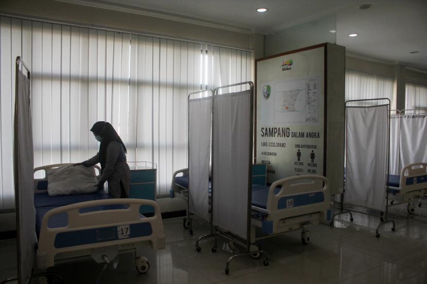 Petugas merapikan bantal di rumah sakit darurat untuk penanganan pasien Covid-19.