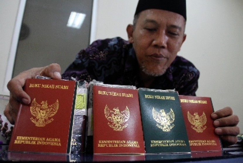 Petugas merapikan buku nikah di Kantor Urusan Agama (KUA) di Jakarta Pusat.