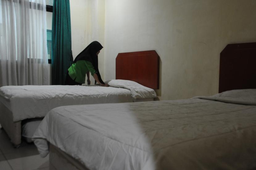 Petugas merapikan fasilitas tempat tidur di salah satu kamar Asrama Haji Embarkasi Palembang, Sumsel (Ilustrasi). Tata kelola modern asrama haji untuk berikan layanan terbaik  