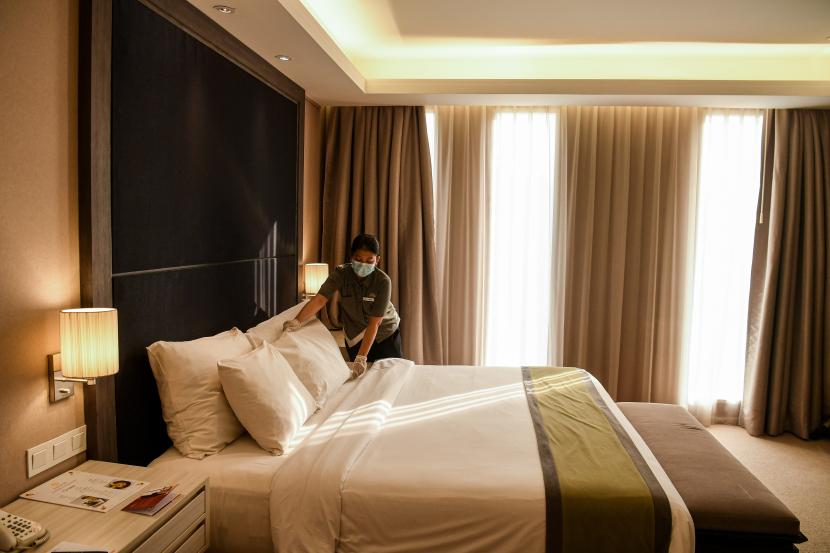 Petugas merapikan kamar di sebuah hotel (ilustrasi). PHRI menyebut, industri perhotelan dan restoran kehilangan peluang bisnis saat Lebaran akibat kebijakan pembatasan.