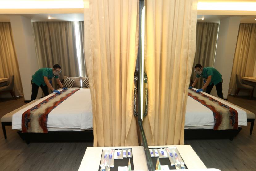Petugas merapikan kamar di hotel (ilustrasi). Tingkat penghunian hotel di Kendari, Sulawesi Tenggara, meningkat.