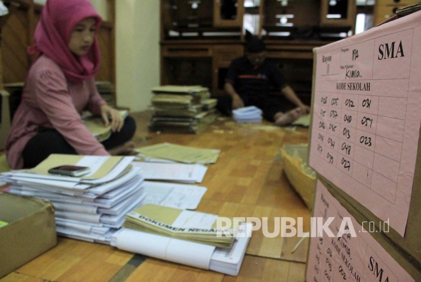 Petugas merapikan map berisi Lembar Jawaban Ujian Nasional (LJUN) di gedung perpustakaan Universitas Pendidikan Indonesia (UPI) Jl Dr Setiabudi, Kota Bandung, Rabu (6/4). 